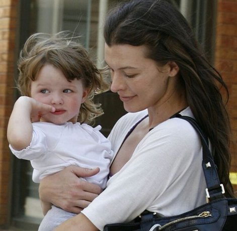 Мілла Йовович з дочкою