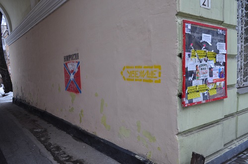 Впроваджувати в таких місцях справжню демократію - абсолютно безглузде і безглузде заняття, їм достатньо демократичних вивісок