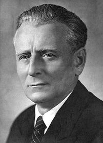 Президент Антонін Новотни   «Ще багато людей в тюрмах, деякі з них отримають амністію тільки в травні 1960, і далеко не всі будуть реабілітовані