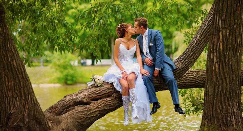 Для сценарію літнього свята можна розробити різні варіанти: своєрідний пікнік в лісі на галявині (придумати казку з русалками і феями і розіграти її), на березі озера, на літньому теплоході, в заміському будинку