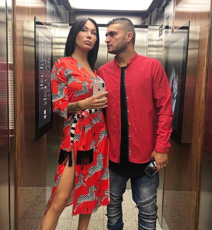 Як виявилося, два дні тому телеведуча і дружина репера були разом на церемонії вручення премії журналу FB, де колега телеведучої цілком чітко змогла розглянути кругленький живіт