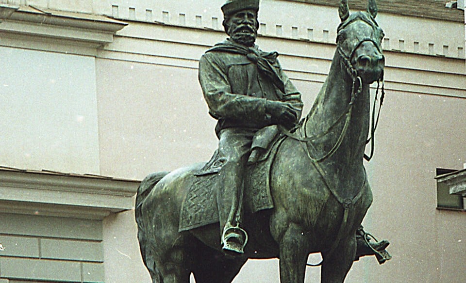 На початку двадцятого століття його перенесли в Нижнє місто на площу Rotonda dei Mille