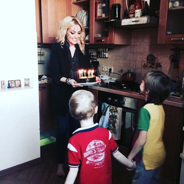 Перед вильотом до Росії вона розлучилася з молодою людиною, з яким зустрічалася на той момент