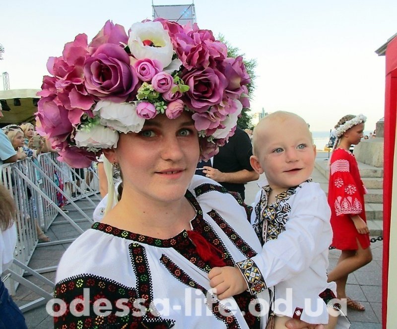 Завершив показ вишиванок дефіле одеських волонтерів