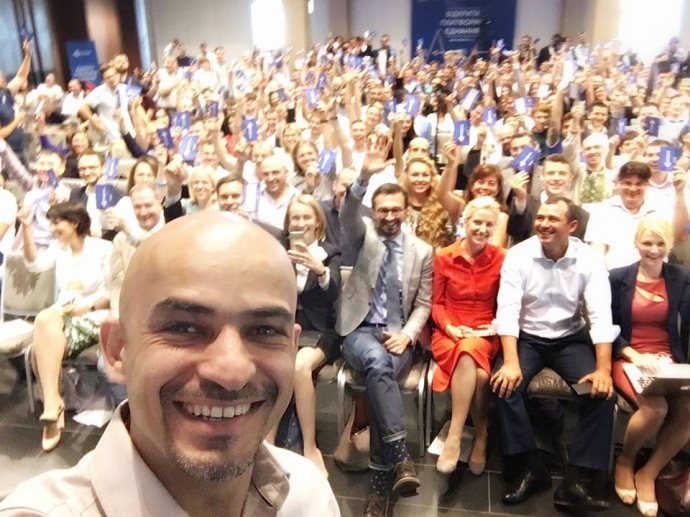 Наприклад, політтехнолог Тарас Березовець, близький до Банкової, вважає, що ДемАльянс не переживе внутрішньої конкуренції між лідерами