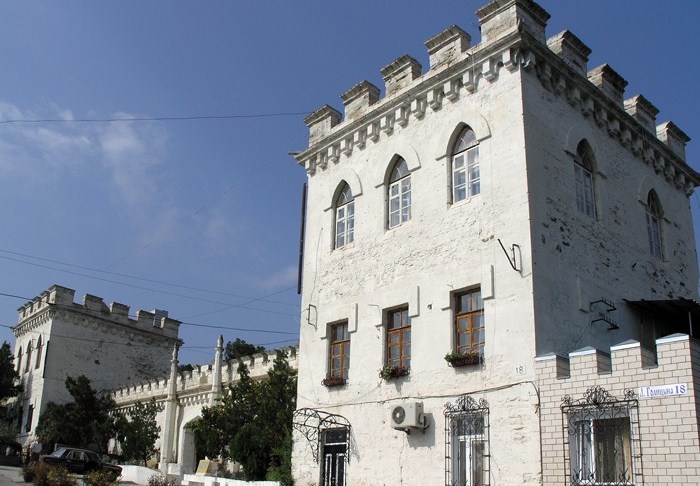 На самій будівлі зміцнили меморіальну дошку