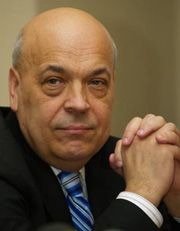 В   ЗМІ писали   , Що росіяни дуже зраділи, що Янукович звільнив Ігоря Тенюха з посади командувача ВМС України