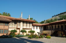 У переробку і спотворення палацу внесли свою лепту і «реставратори» під час численних ремонтів, які, як правило, приурочувалися до приїзду імператорів Росії