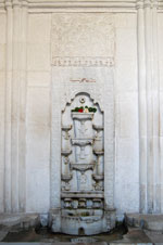 Фонтан сліз - чудове творіння іранського майстра Омера, який зумів втілити в холодному камені глибокі людські почуття