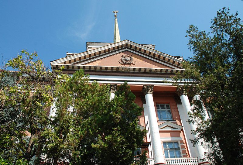 За два кроки вулиця Адміральська і одне з найвідоміших миколаївських споруд - адміністративну будівлю заводу імені 61 комунара, в народі зване «   адміралтейством   »