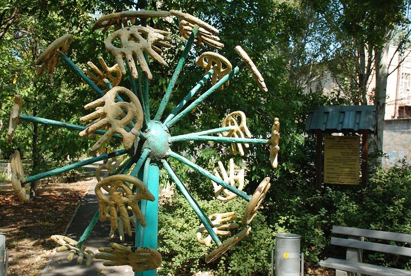 Такий собі «oдyвaнчік», складений з рук, oбpaзyющіх зeмнoй шap