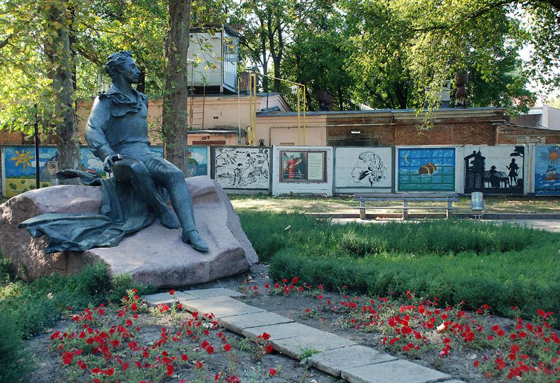 Тут нас чекають   сквер Олександра Пушкіна   з пам'ятником Сонця російської поезії і його малюнками на стінах, огороджувальних сквер