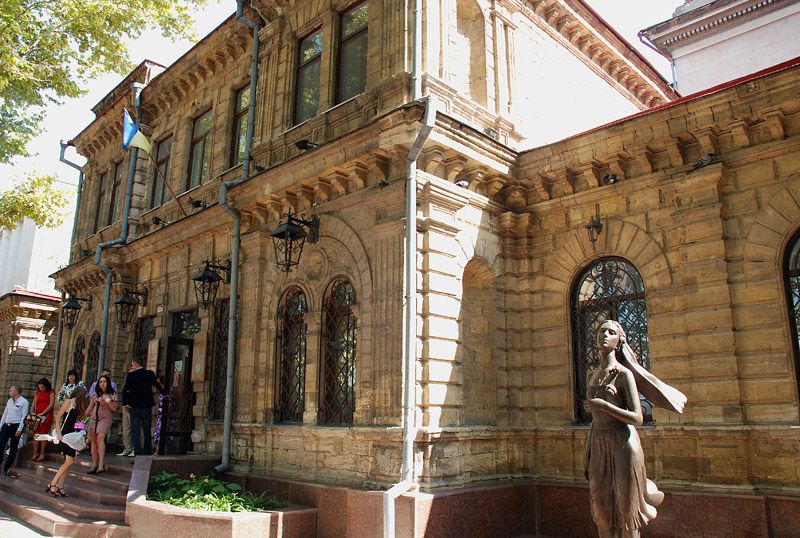 Ця скульптура, що з'явилася на карті міста в 2010 році, зайвий раз нагадує про те, що Миколаїв - місто наречених і шлюбів