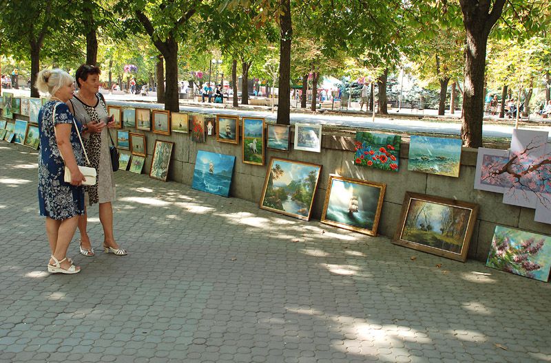 Тут же, біля скверу, на Вернісажі, своєрідною галереї під відкритим небом, виставляють свої роботи місцеві художники, які з задоволенням намалюють ваш портрет за помірну плату