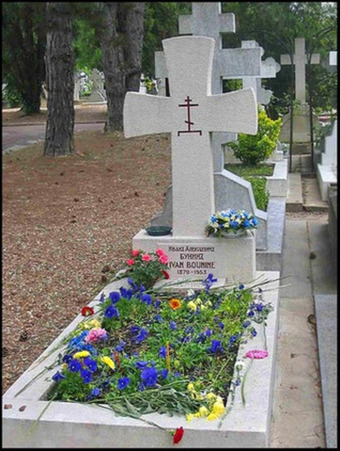 Могила Івана Олексійовича і Віри Миколаївни Буніна на кладовищі Сен-Женев'єв де Буа
