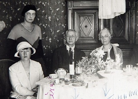 У той же час в Грассі разом з Бунін жив маловідомий літератор Леонід Зуров, який був закоханий в Віру Миколаївну, і цю ситуацію сама Кузнєцова оцінювала як урівноважений любовний трикутник