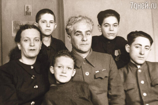 У 1946 році мама вийшла заміж за Михайла Михайловича Раппопорта