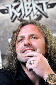 Йозеф Войтек (Фото: ЧТК)   Для групи, яка виконує подібну музику, біографія KABÁT склалася дивно - контракт з компанією Monitor / EMI, альбом, який став п'ятикратно платиновим, приз Академії Популярною Музики, престижна чеська премія «Червоний Туз» і легендарний «Чеський соловей»