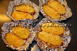 Картопля запечена в фользі, в духовці - гідна альтернатива картопелька запеченої в багатті