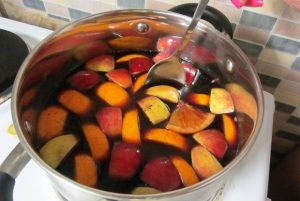 До речі, в передріздвяну Празі ми чули, як продавщиця назвала цей напій саме «варено вино», з наголосом на останню «о»