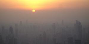 378 мільярдів чоловік, де на 1'000 жителів в середньому припадає близько 310 особистих автомобілів) і дим від промислових і токсичних виробництв