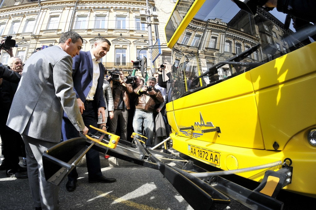 На відкритті «розумної» автобусної зупинки на сонячних батареях мер Києва Віталій Кличко зазначив, що в планах столичної влади - до кінця року встановити ще 50 таких сучасних зупинок громадського транспорту в місті