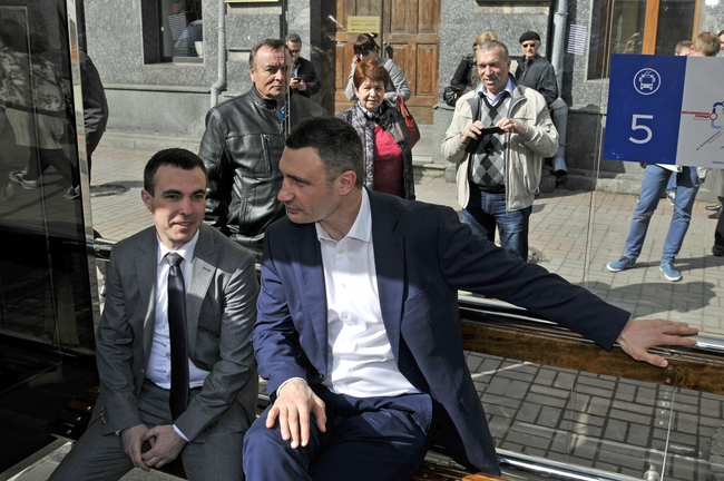 Конструкція зупинки мобільна, не залежить від оперативного підключення до електромережі, дозволяє економити час на монтаж і узгодження відповідних документів