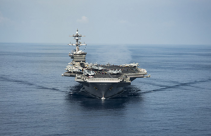 Як зазначають ЗМІ, мова йде про атомному авіаносці Карл Вінсон, який очолює групу ВМС США, що вийшла раніше до берегів Корейського півострова   Американський авіаносець Карл Вінсон   Фото: Reuters   Москва