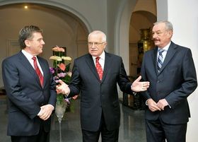 Мілослав Влчек, Пржемисл Соботка і Вацлав Клаус (Фото: ЧТК)   Громадянські демократи хотіли б провести вибори трохи раніше