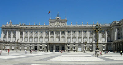 Палац оточують із західного боку парк Кампо дель Моро, а з півночі - сади Сабатіні