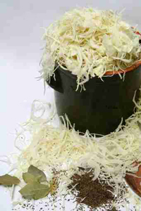 Квашену капусту називають «санітаром кишечника», так як в ній містяться оцтова і   молочна кислоти, які пригнічують розвиток гнильних бактерій