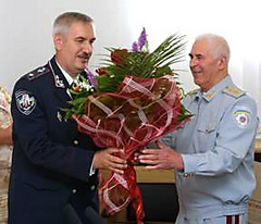 Від імені Міністра внутрішніх справ України Юрія Луценка, членів колегії МВС заступник Міністра Михайло Вербенський вручив ювіляру цінний подарунок - кортик «Козацька слава»