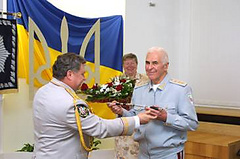 Пам'ятний адресу від УМВС України в Миколаївській області ювіляру передав заступник начальника УМВС України в Миколаївській області Володимир Кузьменко