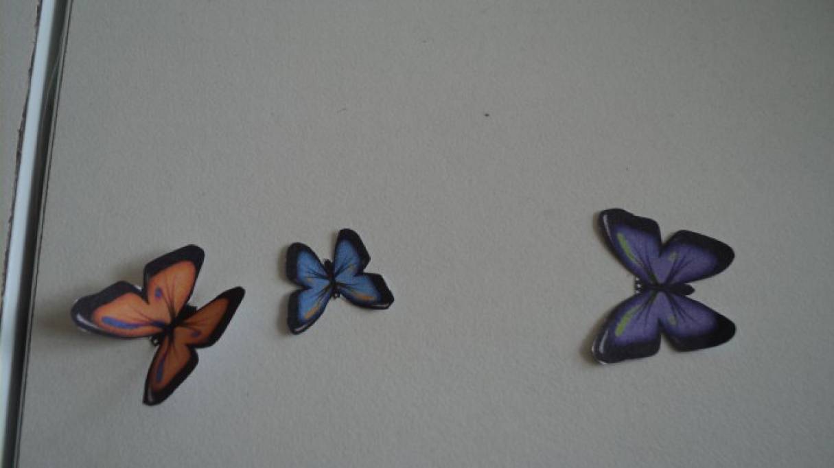  І прикрашаємо нашу листівку красивими метеликами