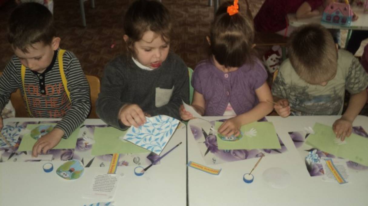 На долоні приклеїли силует нашої планети