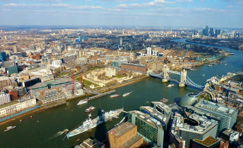 Відмінно видно Собор Святого Павла, Тауер, Темза, Тауерський міст, Біг Бен, «Огірок», Вестмінстерський палац, Букінгемський палац, Олімпійський стадіон і інше