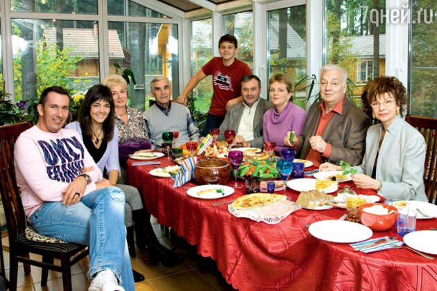 Роксана, Михайло Михайлович з донькою Машею, зятем Петром і онуком Пашею, батьки Петра Сергій Петрович і Олена Леонідівна