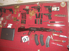 Співробітники миколаївських УБОЗ та управління СБУ спільно з карним розшуком міста Севастополя затримали учасників злочинної групи, які виготовляли та збували вогнепальну зброю