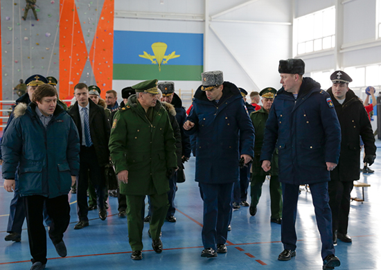 В ході роботи глава військового відомства заслухав доповіді командування Повітряно-десантних військ (ВДВ) про введення в експлуатацію об'єктів інфраструктури РВВДКУ і організації навчального процесу курсантів