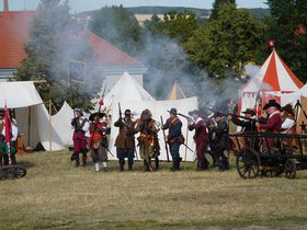 Фото: Лорета Вашкова   Історичний епізод, про точні деталі якого до цих пір залишається лише здогадуватися, члени чеських військово-історичних клубів розігрують з великою часткою імпровізації