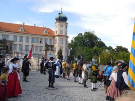 Замок Мнішек, фото: Лорета Вашкова   «Mи, звичайно, прагнемо вносити зміни до змісту реконструкції, тому що інакше люди, напевно, не зберегли б інтерес до заходу