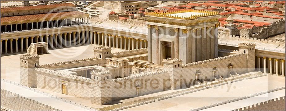 Це не моя фотографія, але на ній краще видно двір Храму: