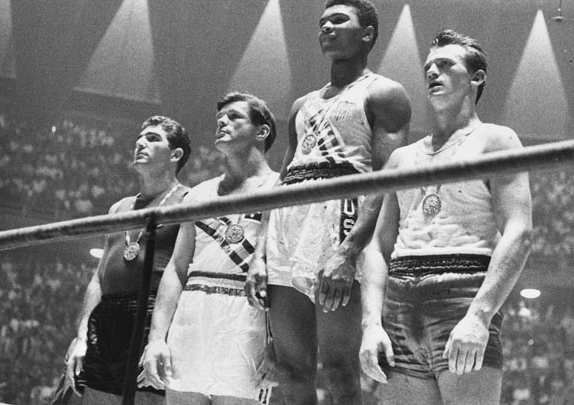 В аеропорту рідного Луисвилла чемпіона зустріли мер міста і сотні фанатів - але він практично відразу отримав черговий суворий урок: золота медаль на шиї, з якої Кассіус перший час не розлучався навіть під час сну, не зробила його в очах білих повноцінною людиною