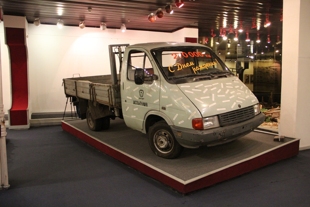 Безбожно пошарпана «Газель» - бортова, з найдешевших версій, здавалося, вона тільки що зарулювала в тісні затишні зали музею автозаводу ГАЗ з якоюсь курній провінційної вулички