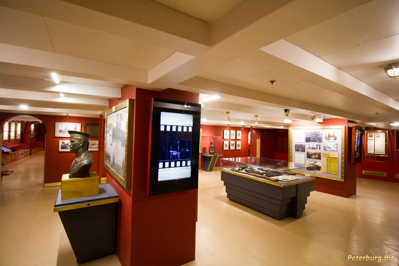 Для відвідування екскурсійних груп відкриті бойова рубка, котельне і машинне відділення