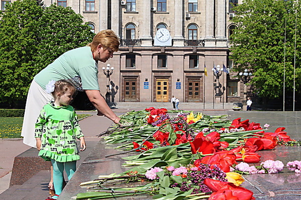 Депутат Світлана Лопатина прийшла на мітинг з новонародженою дочкою і в синіх тонах