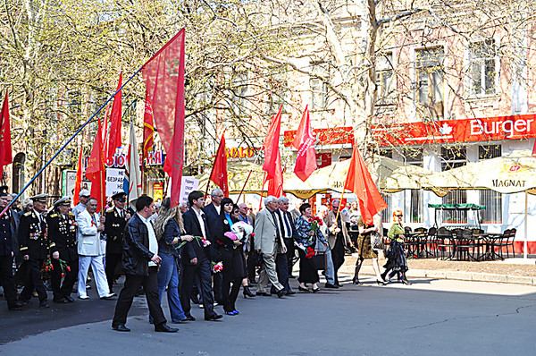 Тому в знак протесту учасники мітингу несли плакати з написами «Евробандіти, руки геть від Лівії», «народ не майся, а піднімайся», «Янукович не продавай Україну» та ін