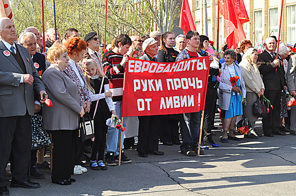 Відзначимо, що КПУ перебуває в коаліції з правлячою Партією регіонів, однак комуністи вже не в перший раз виходять опротестовувати рішення «регіоналів», не дивлячись на те, що голосують депутати однаково