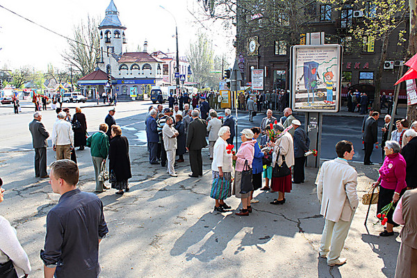 Представники миколаївської осередку Комуністичної Партії України пройшли парадом з партійними прапорами центральною вулицею міста, співаючи радянські пісні, а потім провели мітинг на площі Леніна