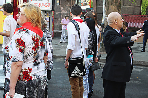 Не залишили поза своєю увагою комуністичне захід і представники миколаївського «Русского блока», які в цей раз не зав'язували особи білими пов'язками, а просто переодяглися в піонерів